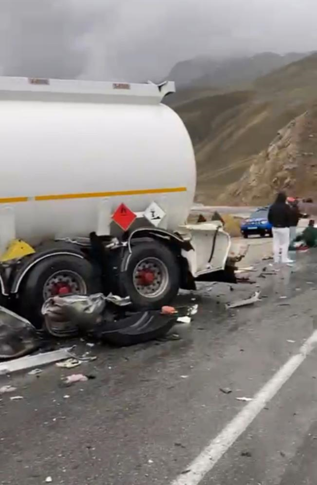 Yolcu otobüsü ile tanker kafa kafaya çarpıştı! Ölü ve yaralılar var Yolcu otobüsü ile tanker kafa kafaya çarpıştı! Ölü ve yaralılar var