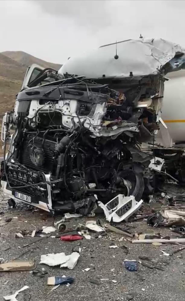 Yolcu otobüsü ile tanker kafa kafaya çarpıştı! Ölü ve yaralılar var Yolcu otobüsü ile tanker kafa kafaya çarpıştı! Ölü ve yaralılar var