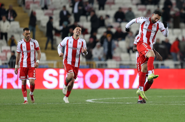 Fenerbahçe, Sivasspor'u 3-1 mağlup etti