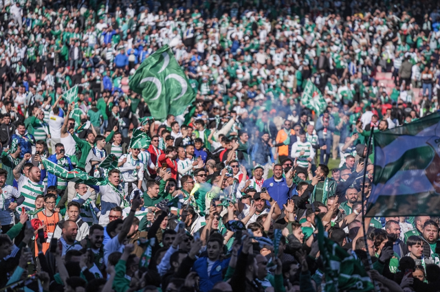 Son düdükten sonra olanlar oldu! Şampiyon Bursaspor'un taraftarları sahaya daldı