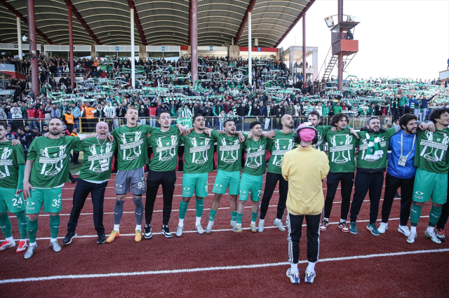 Son düdükten sonra olanlar oldu! Şampiyon Bursaspor'un taraftarları sahaya daldı