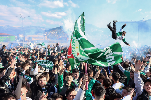 Son düdükten sonra olanlar oldu! Şampiyon Bursaspor'un taraftarları sahaya daldı