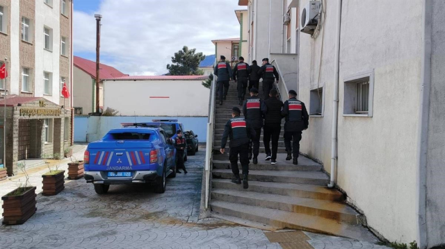 Ülkeye kaçak yollarla giren 4 şahıs ormanlık alanda donmak üzereyken bulundu