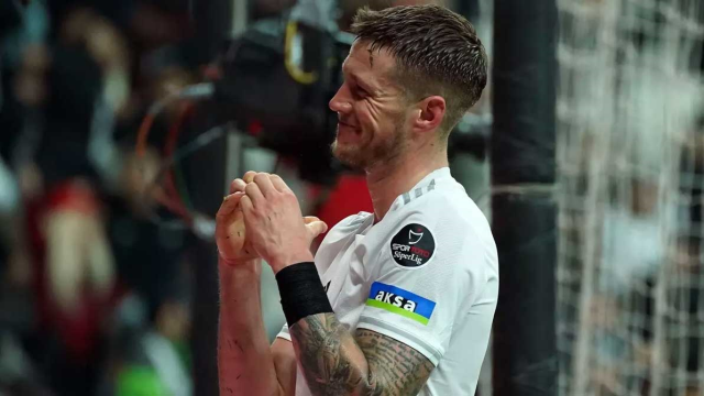 Taraftarlar adını sayıklıyordu! Ağlayarak veda eden yıldız, Süper Lig devine geri dönüyor Taraftarlar adını sayıklıyordu! Ağlayarak veda eden yıldız, Süper Lig devine geri dönüyor