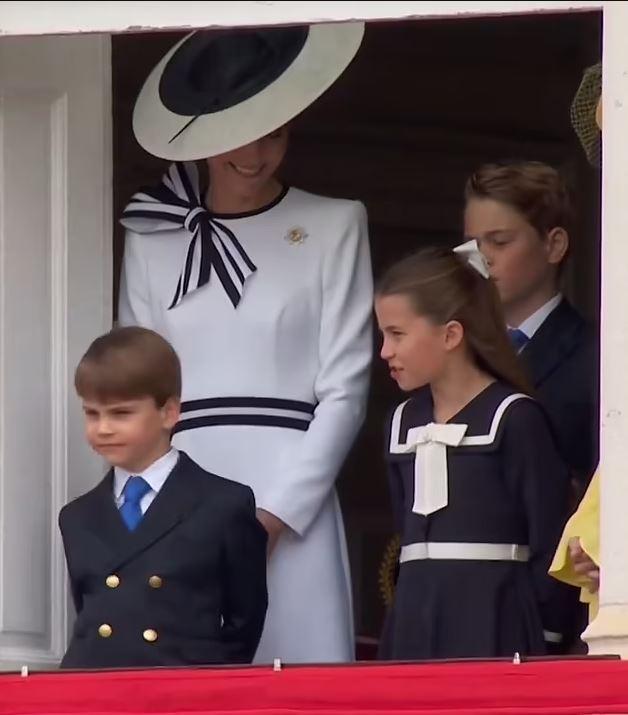 Prenses Charlotte, geçit töreninde kardeşi Prens Louis'i azarladı