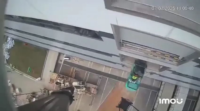 Forklift operatörü, yüksek platformdan yere çakılarak can verdi