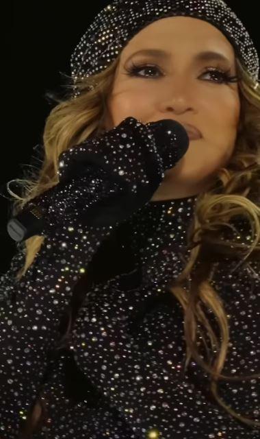 Jennifer Lopez, Suudi Arabistan'da kültürel kurallara uyarak kıyafet değişikliği yaptı