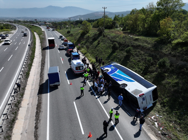 Ölümlü kaza kamerada, yolcu otobüsü düz yolda böyle devrildi