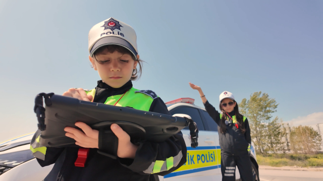 Polis üniformalı çocuklardan '23 Nisan' klibi