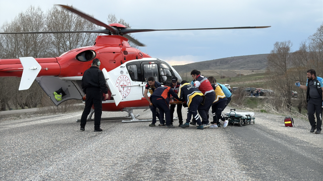 Sivas'ta öğretmenleri taşıyan minibüs kaza yaptı: 1 ölü, 2'si ağır 14 yaralı