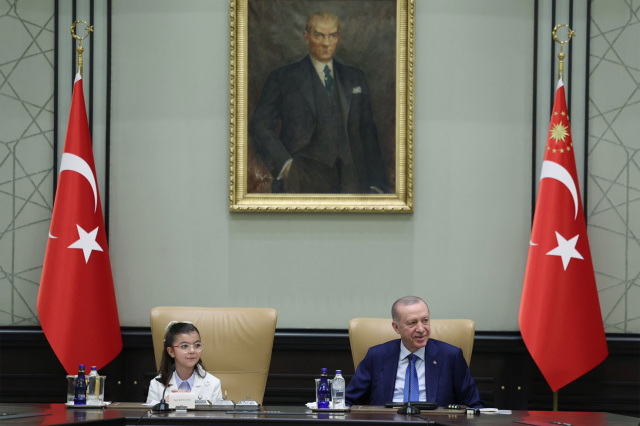 Cumhurbaşkanı Erdoğan, Külliye'de çocukları ağırladı