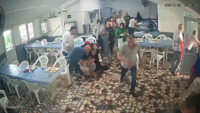 Depreme yemekhanede yakalanan bir işçi bayıldı, diğer işçi yemek yemeye devam etti