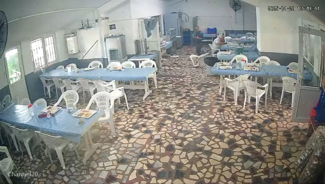 Depreme yemekhanede yakalanan bir işçi bayıldı, diğer işçi yemek yemeye devam etti