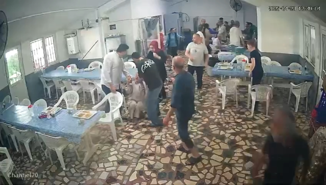 Depreme yemekhanede yakalanan bir işçi bayıldı, diğer işçi yemek yemeye devam etti