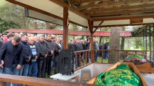 Eşini patpat kazasında kaybeden yaşlı adam 12 saat sonra kalp krizinden öldü
