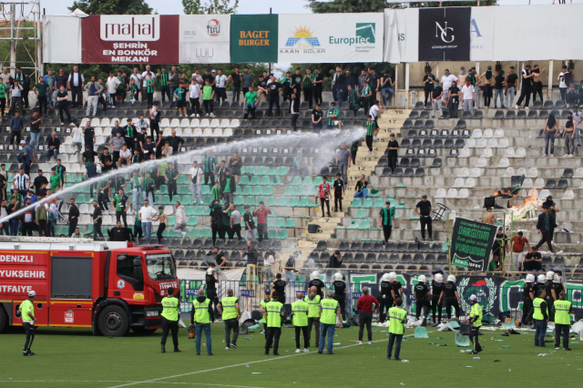 İlk kez amatöre düşen Denizlispor'un taraftarları stadı ateşe verdi