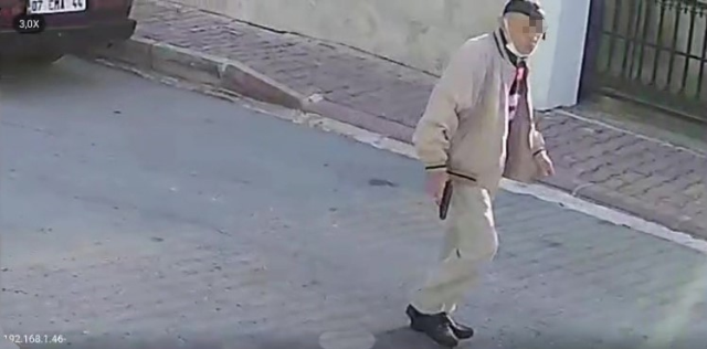 Yaşlı adam kendisine saldıran köpeği vurarak öldürdü Yaşlı adam kendisine saldıran köpeği vurarak öldürdü