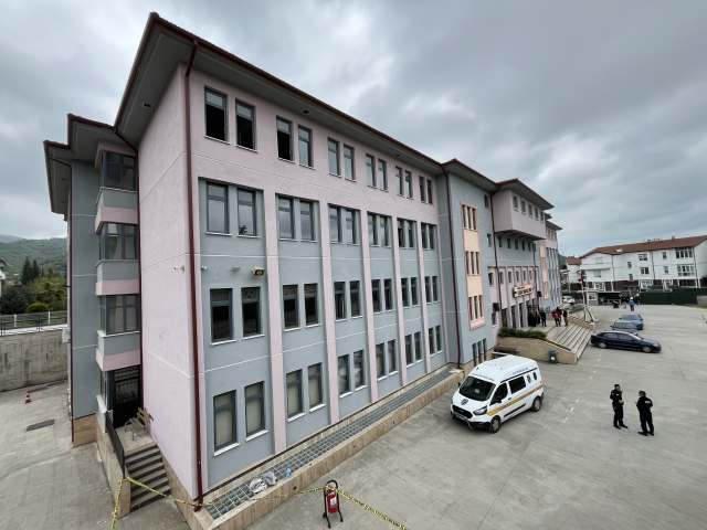 Lise öğrencisi deneme sınavında 4'üncü kattan düştü