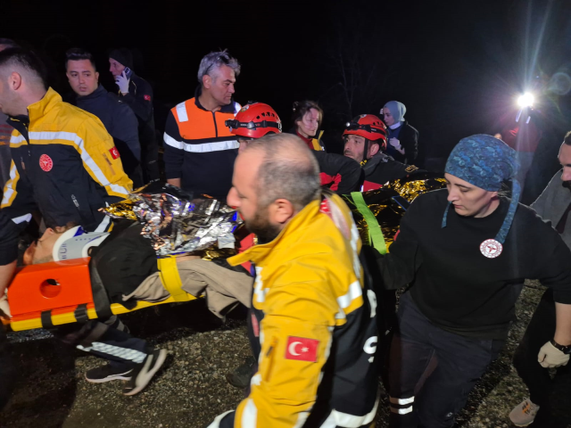 Rize'de hafif ticari araç takla attı: 3 ölü, 2 yaralı