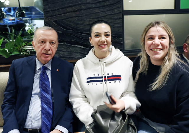 Cumhurbaşkanı Erdoğan'dan sürpriz kafe ziyareti
