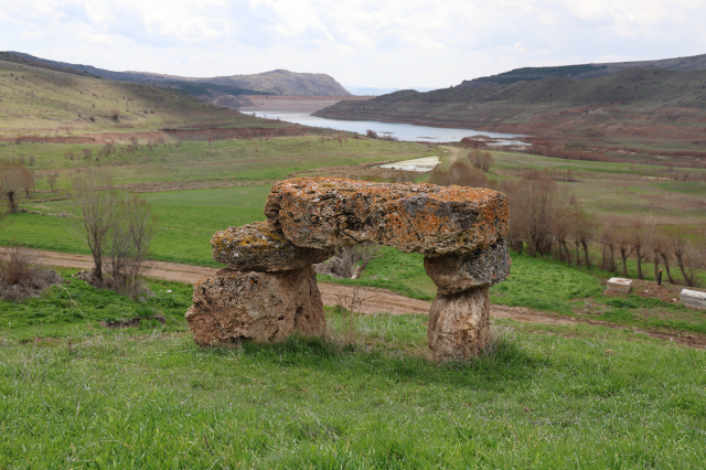 İki asırlık musalla taşı ilk kez görenleri ürkütüyor