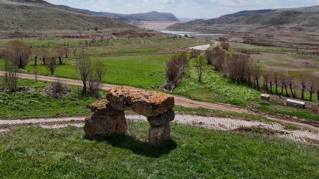 İki asırlık musalla taşı ilk kez görenleri ürkütüyor