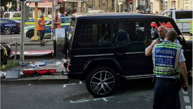 Almanya'da araç kalabalığa daldı: 3'ü ağır 8 yaralı