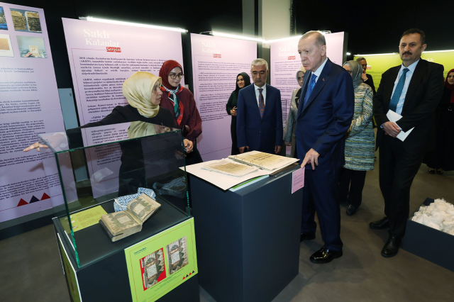 Cumhurbaşkanı Erdoğan'dan Türkiye'de ilke imza atan sergiye ziyaret Cumhurbaşkanı Erdoğan'dan Türkiye'de ilke imza atan sergiye ziyaret