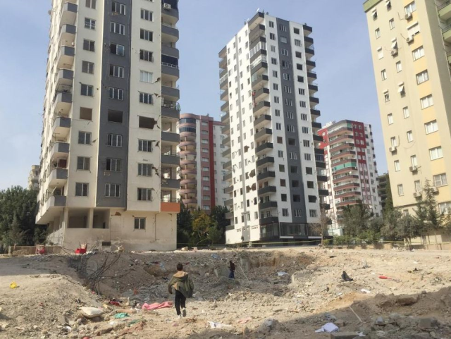 Depremde ölenlerin altınlarını çalan polis ihraç edildi Depremde ölenlerin altınlarını çalan polis ihraç edildi