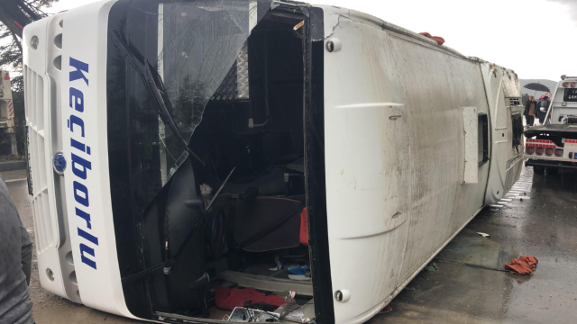 Karşı şeride geçip yan yattı! Isparta'da can pazarı: 15 kişi yaralandı