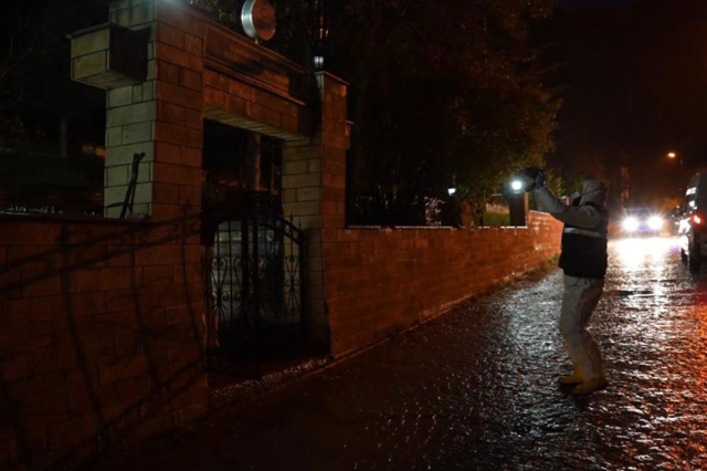 Yiyecek arayan ayı mezarlığa dadandı! Mezarı tahrip etti, cenazeyi mezardan çıkardı Yiyecek arayan ayı mezarlığa dadandı! Mezarı tahrip etti, cenazeyi mezardan çıkardı