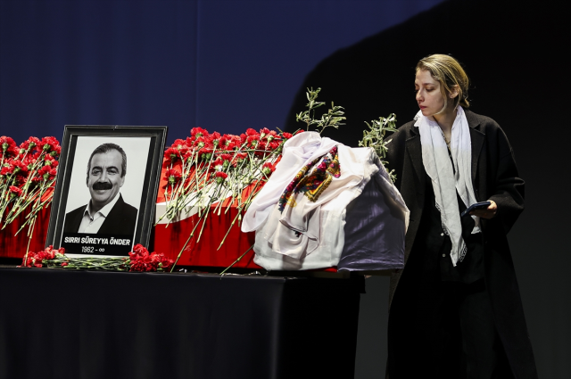 Sırrı Süreyya Önder'in annesi tabuta sarılıp ağıt yaktı