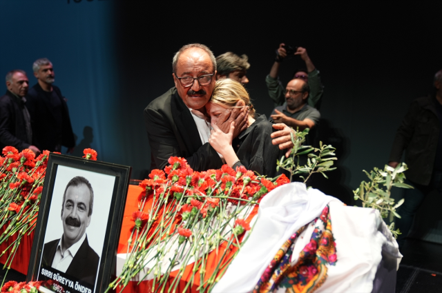 Sırrı Süreyya Önder'in annesi tabuta sarılıp ağıt yaktı