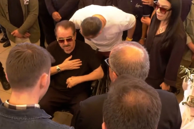 Yılmaz Erdoğan, Sırrı Süreyya Önder'in cenazesinde gözyaşlarını tutamadı Yılmaz Erdoğan, Sırrı Süreyya Önder'in cenazesinde gözyaşlarını tutamadı
