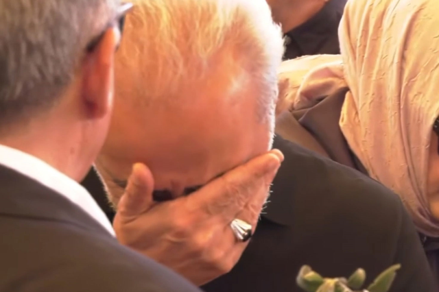 Yılmaz Erdoğan, Sırrı Süreyya Önder'in cenazesinde gözyaşlarını tutamadı Yılmaz Erdoğan, Sırrı Süreyya Önder'in cenazesinde gözyaşlarını tutamadı