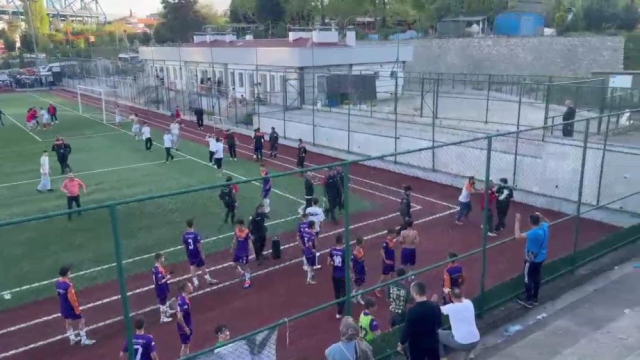U-15 Futbol Ligi şampiyonluk maçında ortalık karıştı! Polis sahaya indi