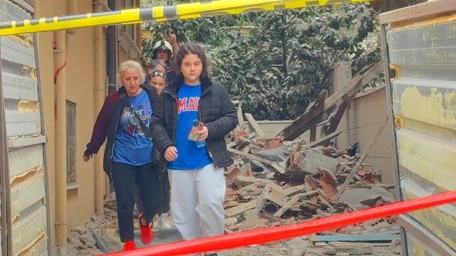 Avcılar'da riskli bina yıkıldı; yandaki bina 4 saatliğine tahliye edildi