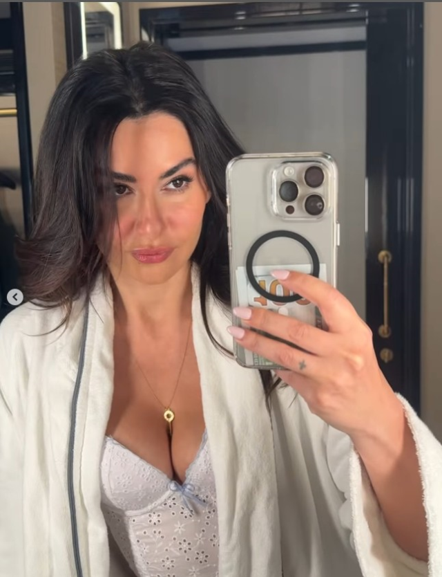 Nesrin Cevadzade'den cesur Hıdırellez pozu Nesrin Cevadzade'den cesur Hıdırellez pozu