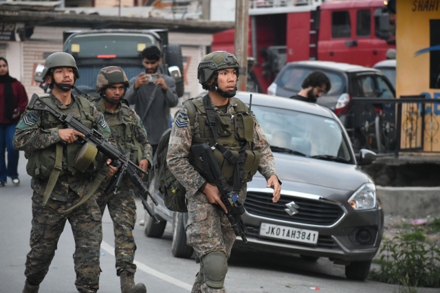 Pakistan, Hindistan'ın saldırıları sonrası orduya 'karşılık verme' yetkisi verdi