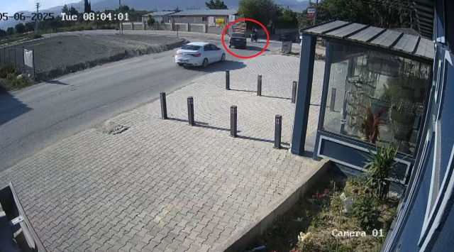 Otomobille çarpışan motosikletteki iki kişi metrelerce havaya uçtu