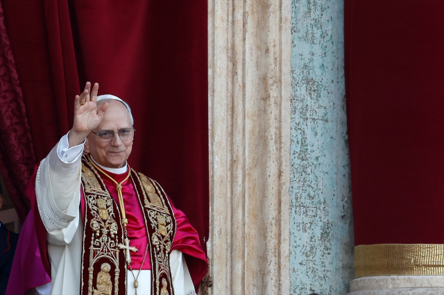 Vatikan'da yeni Papa 14. Leo! Locadan halkı selamladı