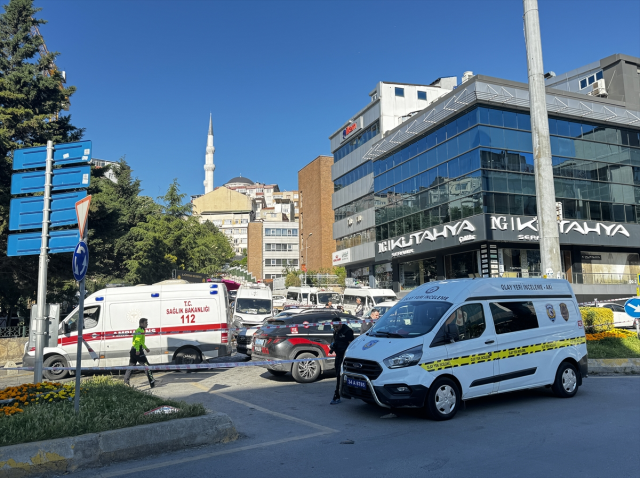 Kağıthane'de minibüs yayaların arasına daldı: 1 ölü, 3 yaralı Kağıthane'de minibüs yayaların arasına daldı: 1 ölü, 3 yaralı