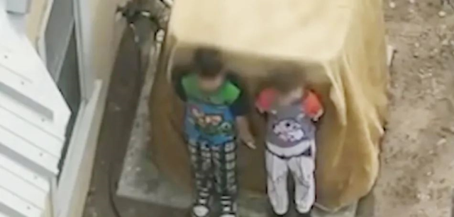 Polis, ellerindeki tabancaları bırakmayan 7 ve 9 yaşındaki iki kardeşe ateş açtı