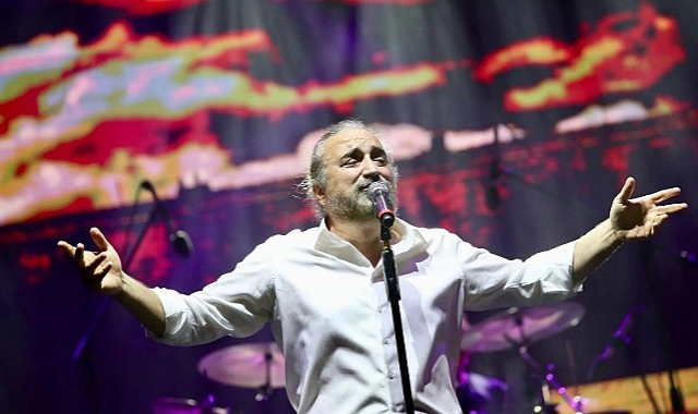 Volkan Konak'ın sahnede hayatını kaybetmesinin ardından Cenk Eren'den radikal karar