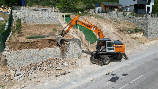 Kaçak villasını yıkımdan vinçle kaçırdı