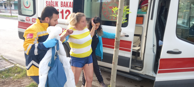 Otomobilden atılan kadın baygın bulundu Otomobilden atılan kadın baygın bulundu