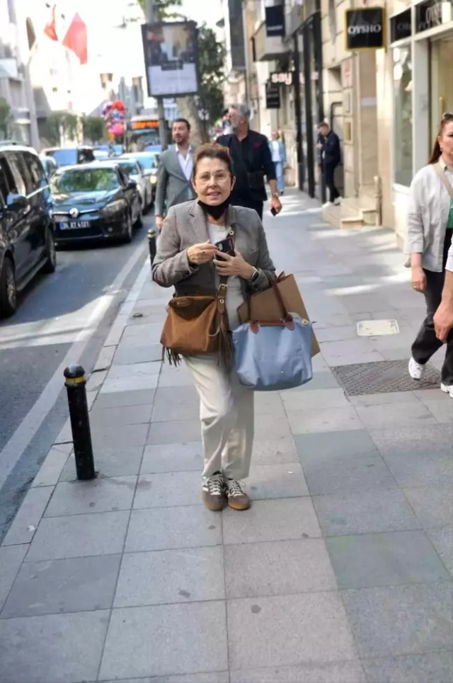 Usta sanatçı Nilüfer, Nişantaşı'nda kameralara yakalandı