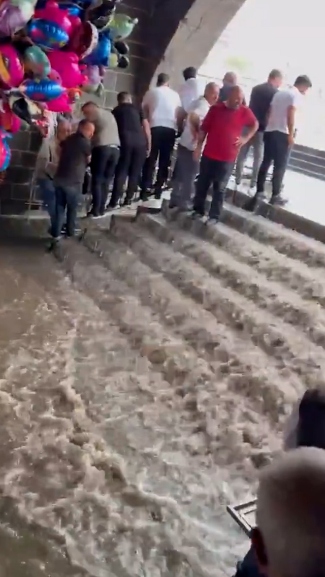 Diyarbakır'da dolu ve sağanak hayatı felç etti! Ulu Cami şelaleye döndü