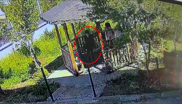 Nefes borusuna yabancı cisim kaçan öğrencisini Heimlich manevrasıyla kurtardı
