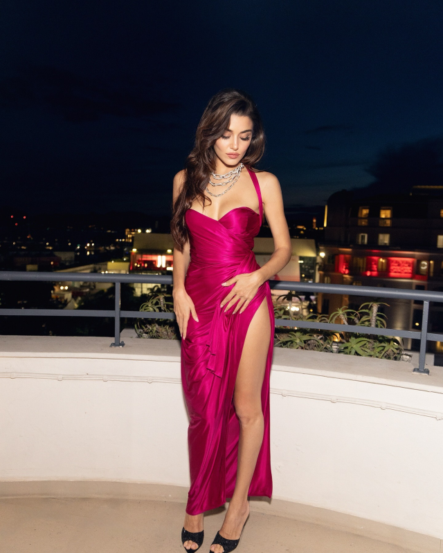 Hande Erçel derin yırtmaçlı cesur elbisesiyle geceye damga vurdu